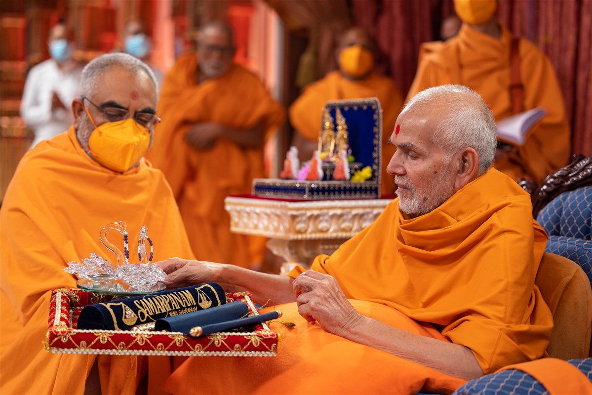 Yogvivekdas Swami presents Swamishri with a devotional offering
