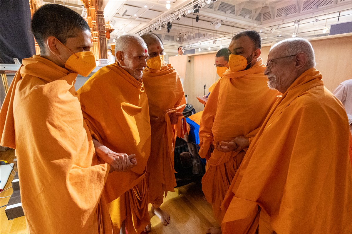 Swamishri interacts with Pujya Doctor Swami