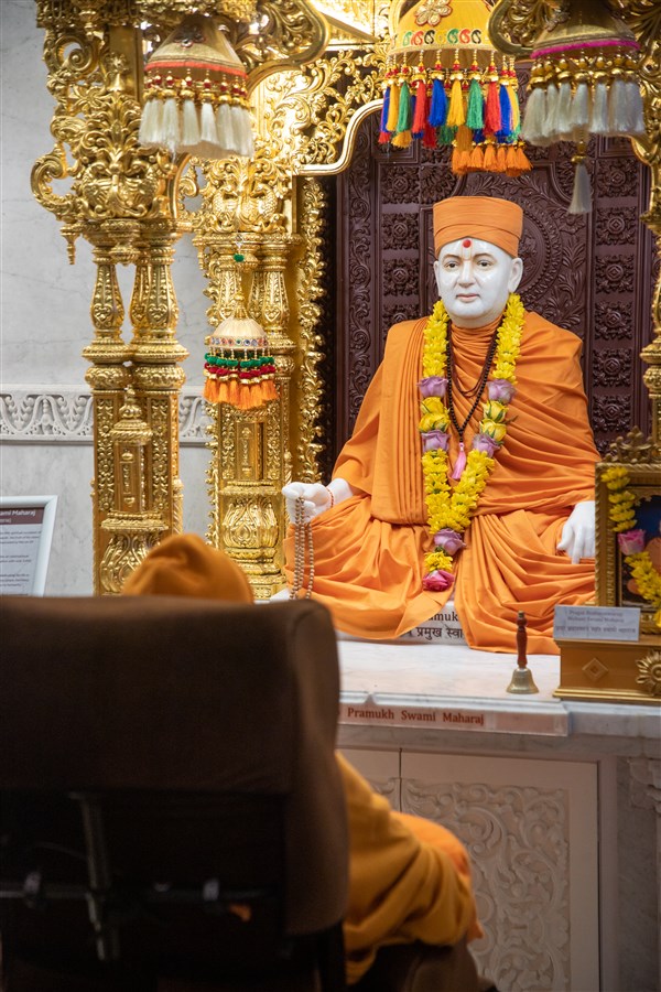 Swamishri doing the darshan of Pramukh Swami Maharaj