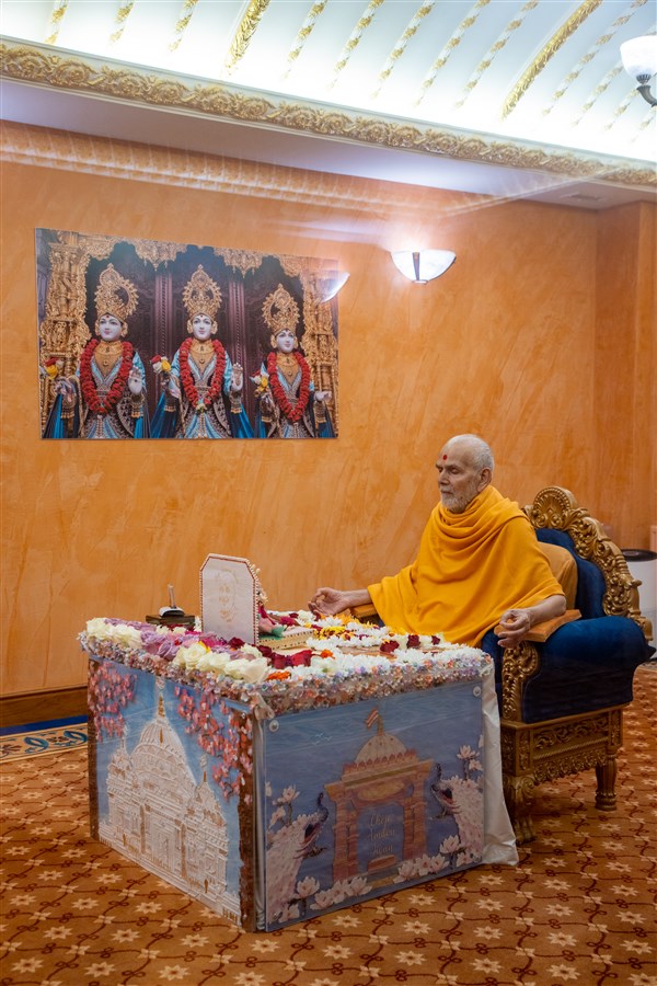 Swamishri meditates in his morning puja