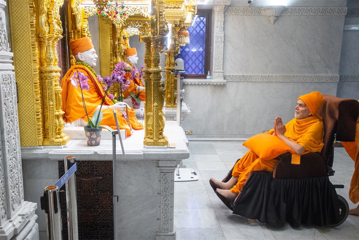 Swamishri engrossed in the darshan of Yogiji Maharaj