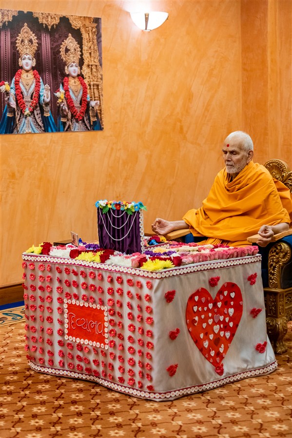 Swamishri meditating in his puja