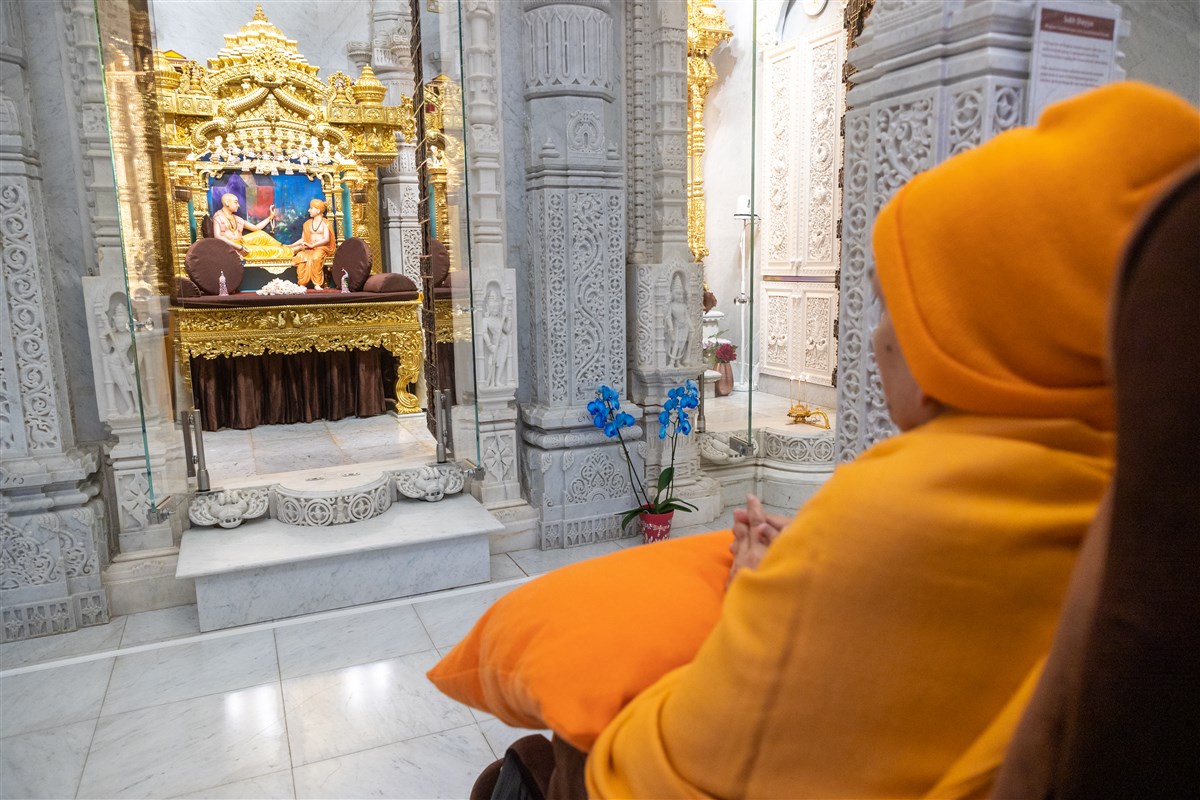 Swamishri doing darshan of the murtis in the Sukh Shayya