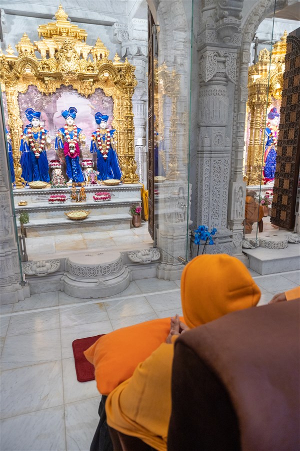 Swamishri doing darshan of the murtis in the central shrine
