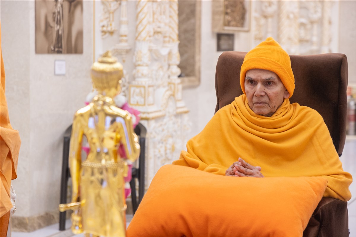 Swamishri engrossed in the darshan of Shri Nilkanth Varni Maharaj