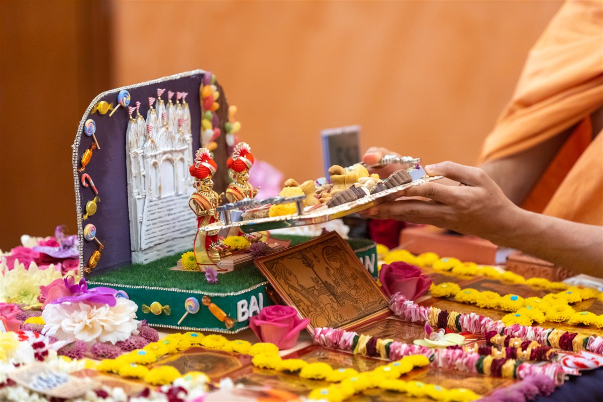 Swamishri offers thal to the Shri Harikrishna Maharaj and Shri Gunatitanand Swami Maharaj