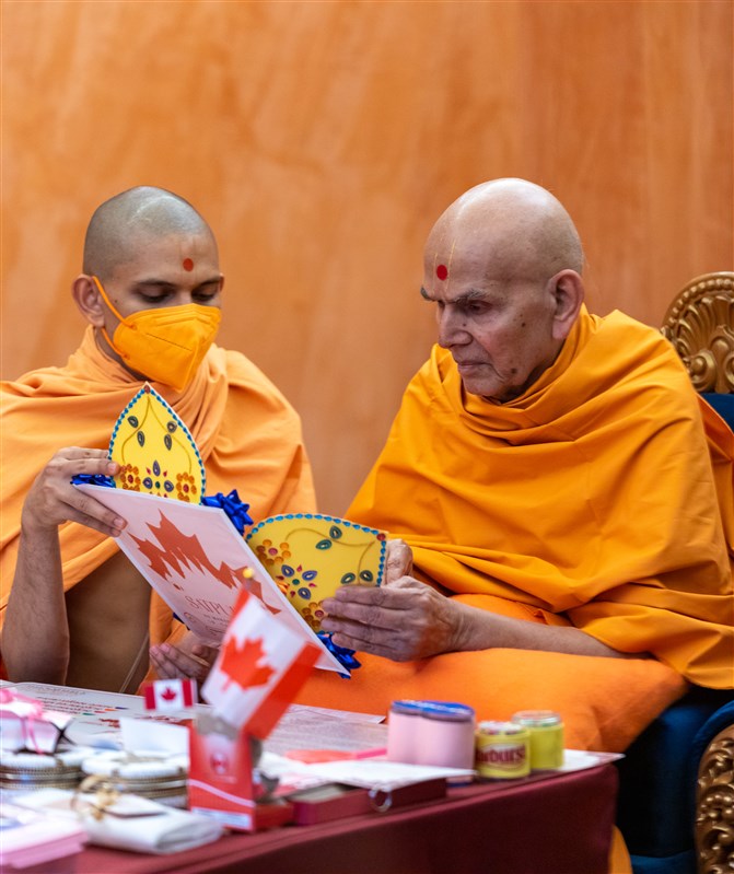 Swamishri observes devotional offerings from devotees of Canada