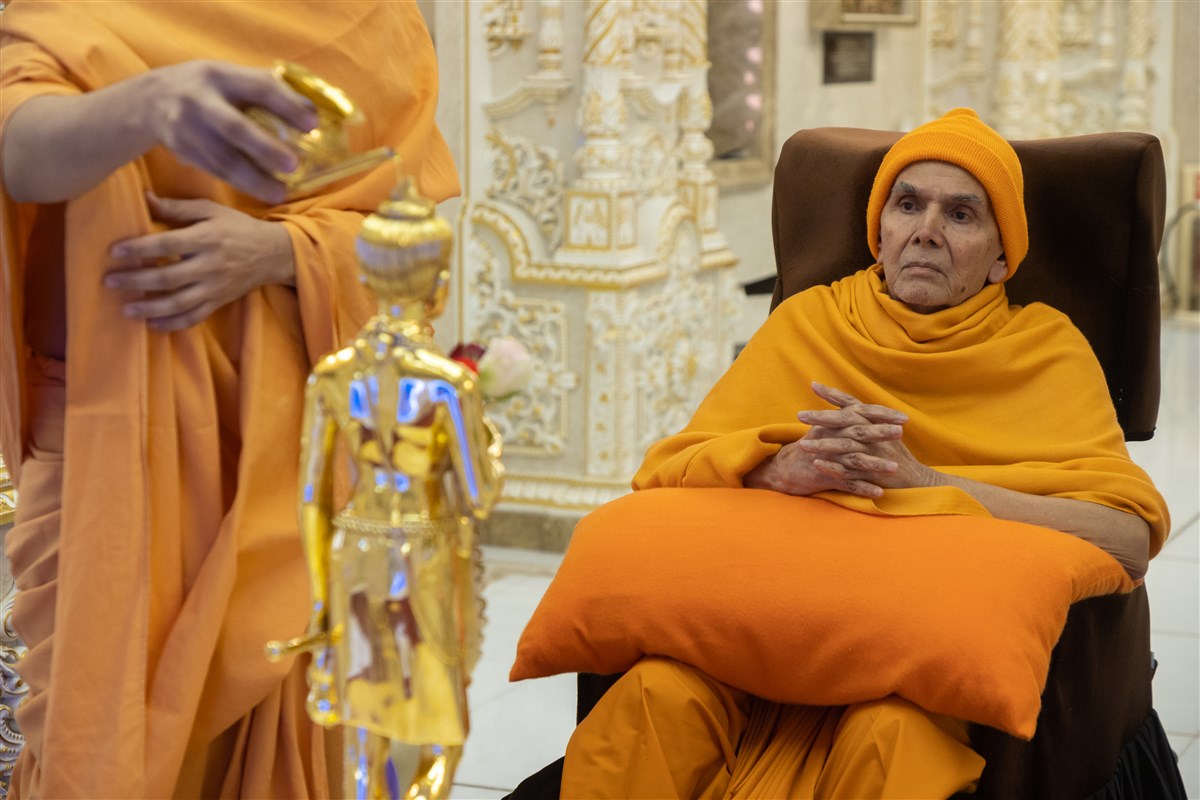 Param Pujya Mahant Swami Maharaj does darshan as swamis offer abhishek to Shri Nilkanth Varni Maharaj