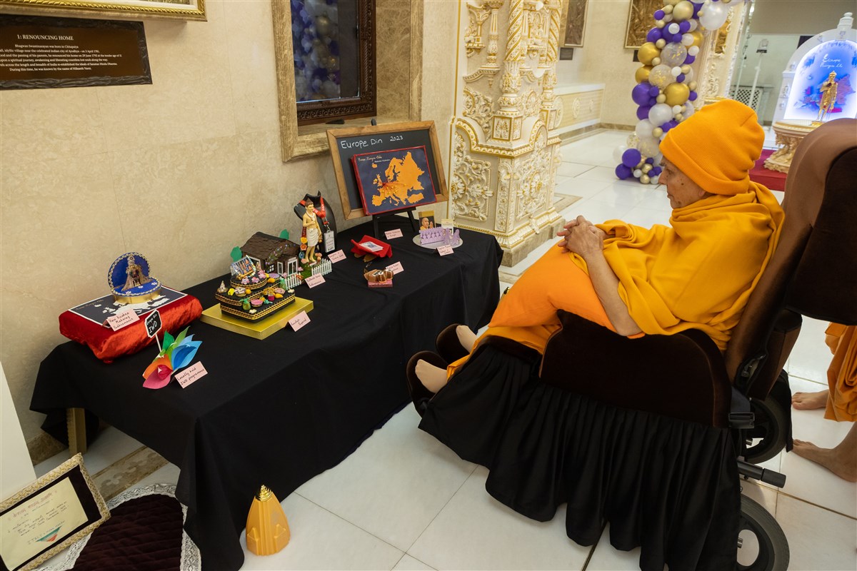 Swamishri observes a thematic display created by devotees from various European countries for today's <strong>Europe Din</strong> programme