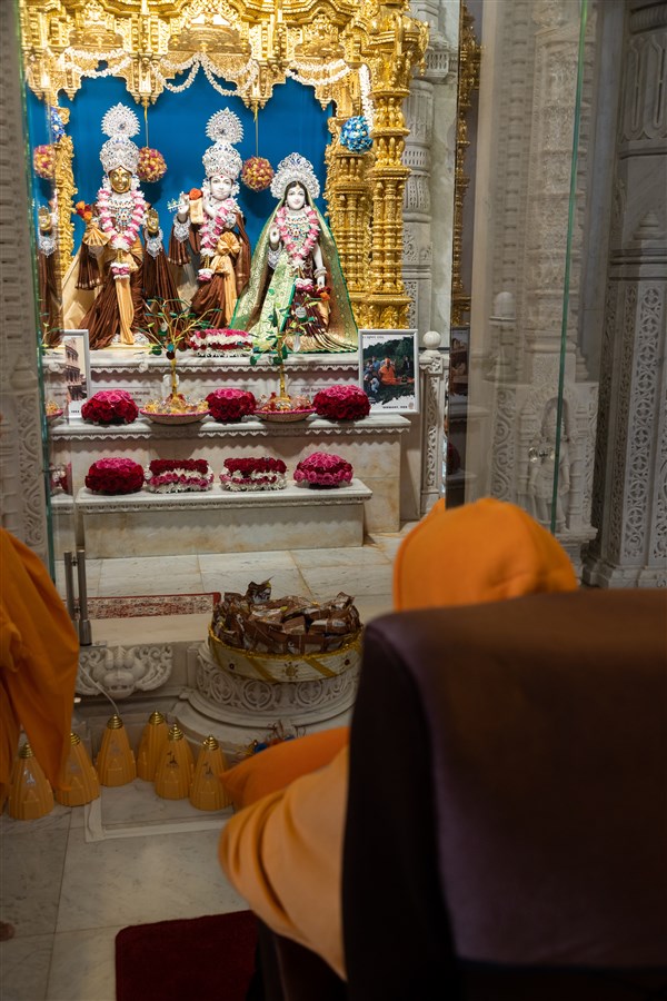 Swamishri doing the darshan of Shri Harikrishna Maharaj and Shri Radha-Krishna Bhagwan