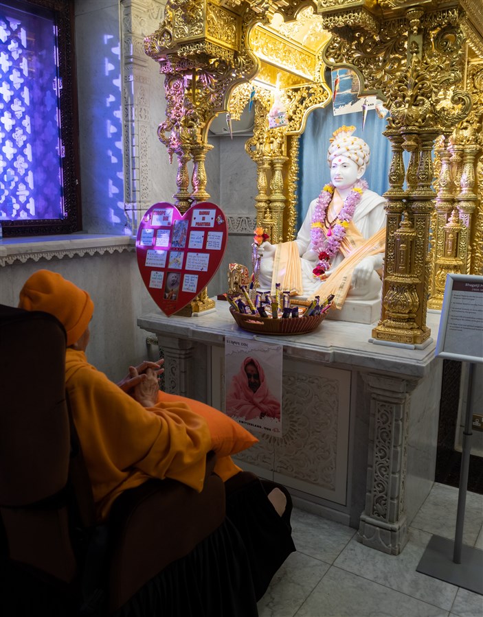 Swamishri engrossed in the darshan of Bhagatji Maharaj