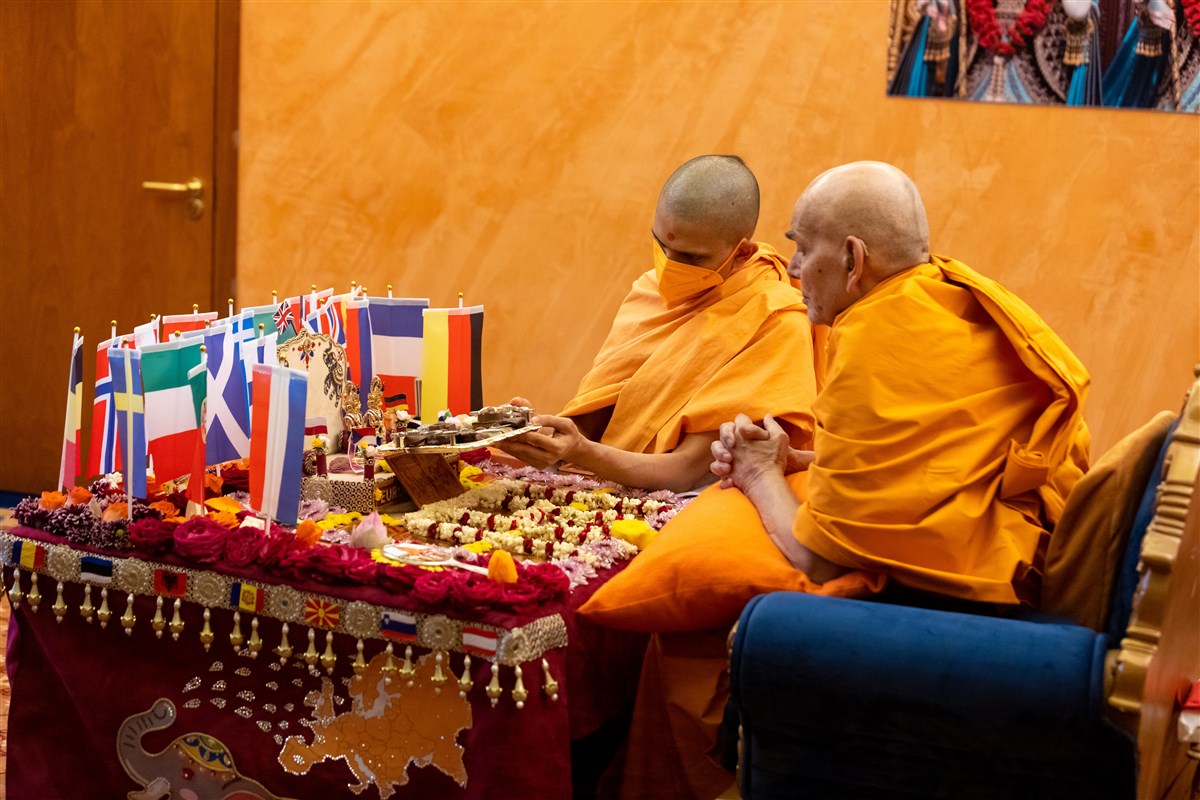 Swamishri offers thal to the Shri Harikrishna Maharaj and Shri Gunatitanand Swami Maharaj
