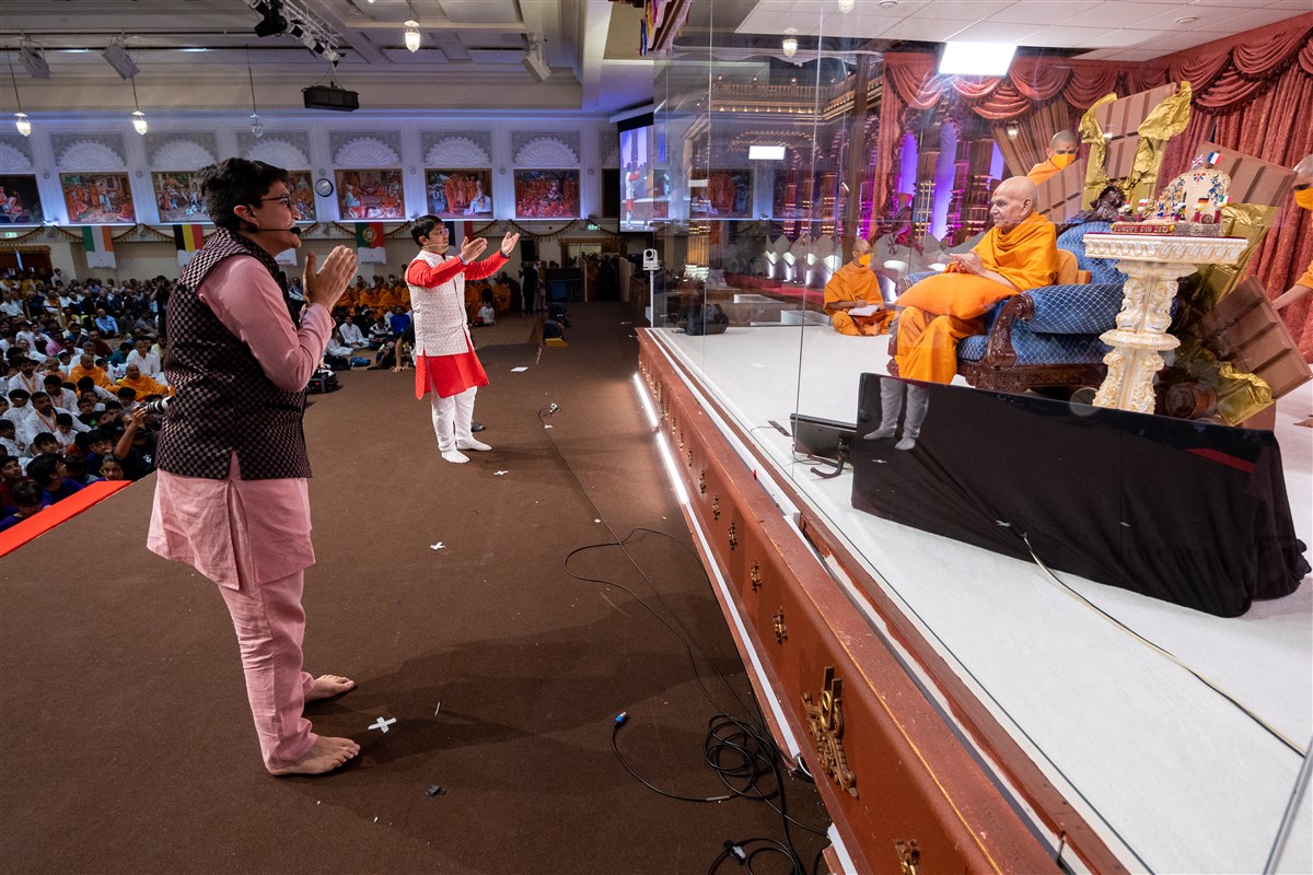 The evening assembly also included the conclusion to the <strong>Europe Din</strong> programme with Swamishri
