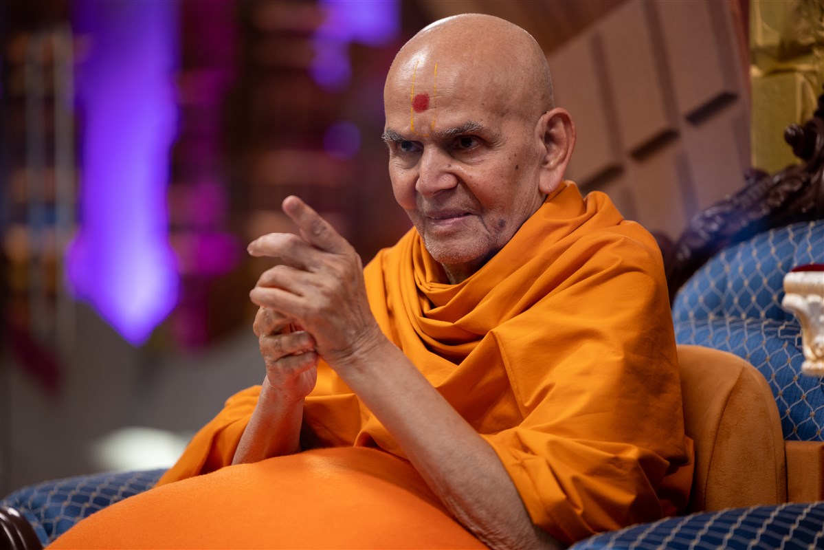 Swamishri interacts with the devotees from Europe