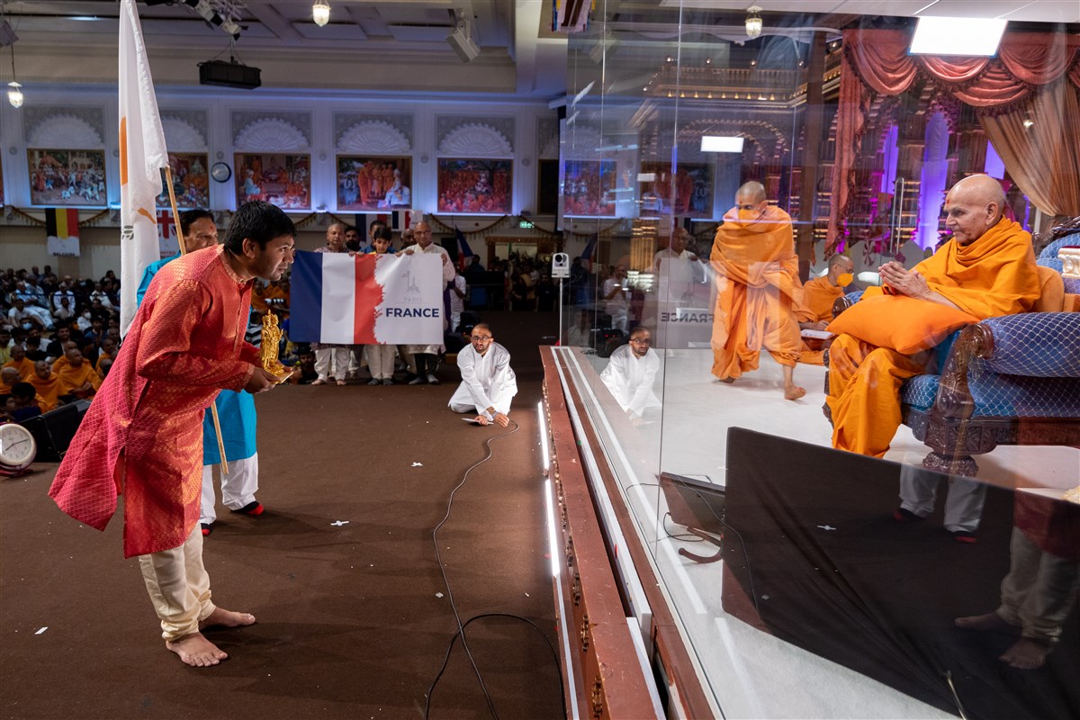 Swamishri greets devotees from various European countries