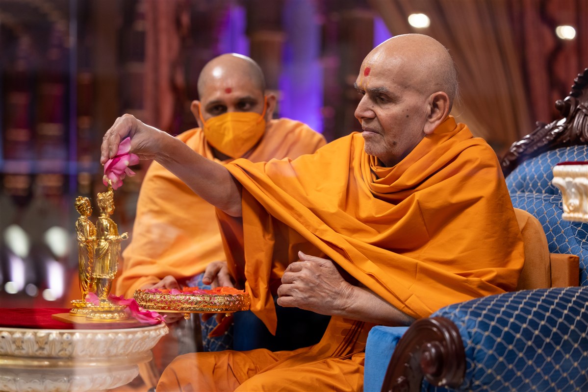 Swamishri consecrates murtis of Shri Akshar-Purushottam Maharaj for Europe