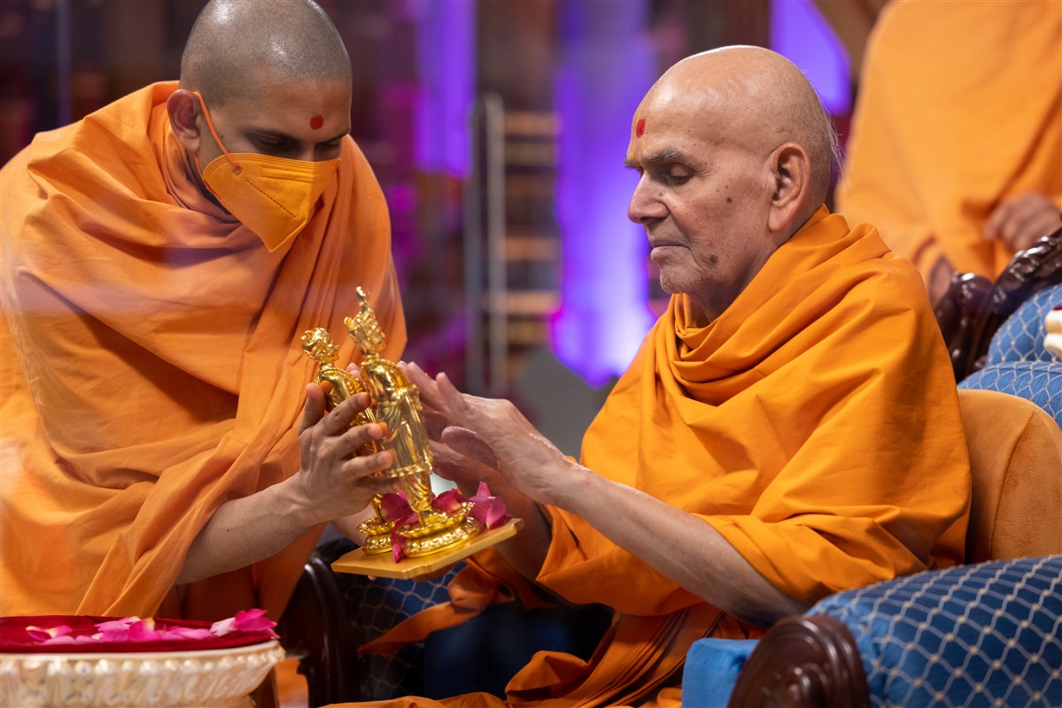Swamishri consecrating the murtis