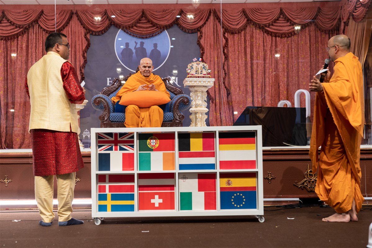 Manoharmurtidas Swami and a senior volunteer offer various prayers to Swamishri on behalf of the devotees of Europe