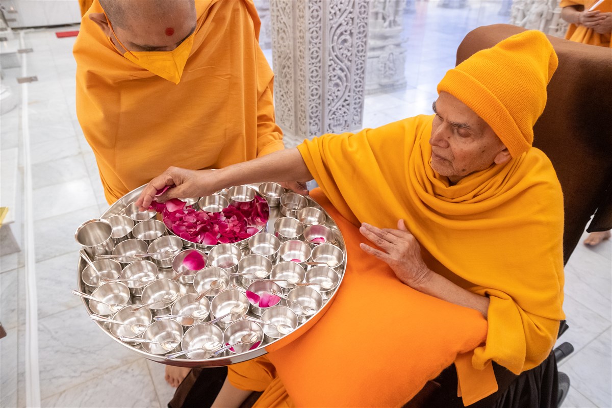 Swamishri sanctifies small utensils for Thakorji