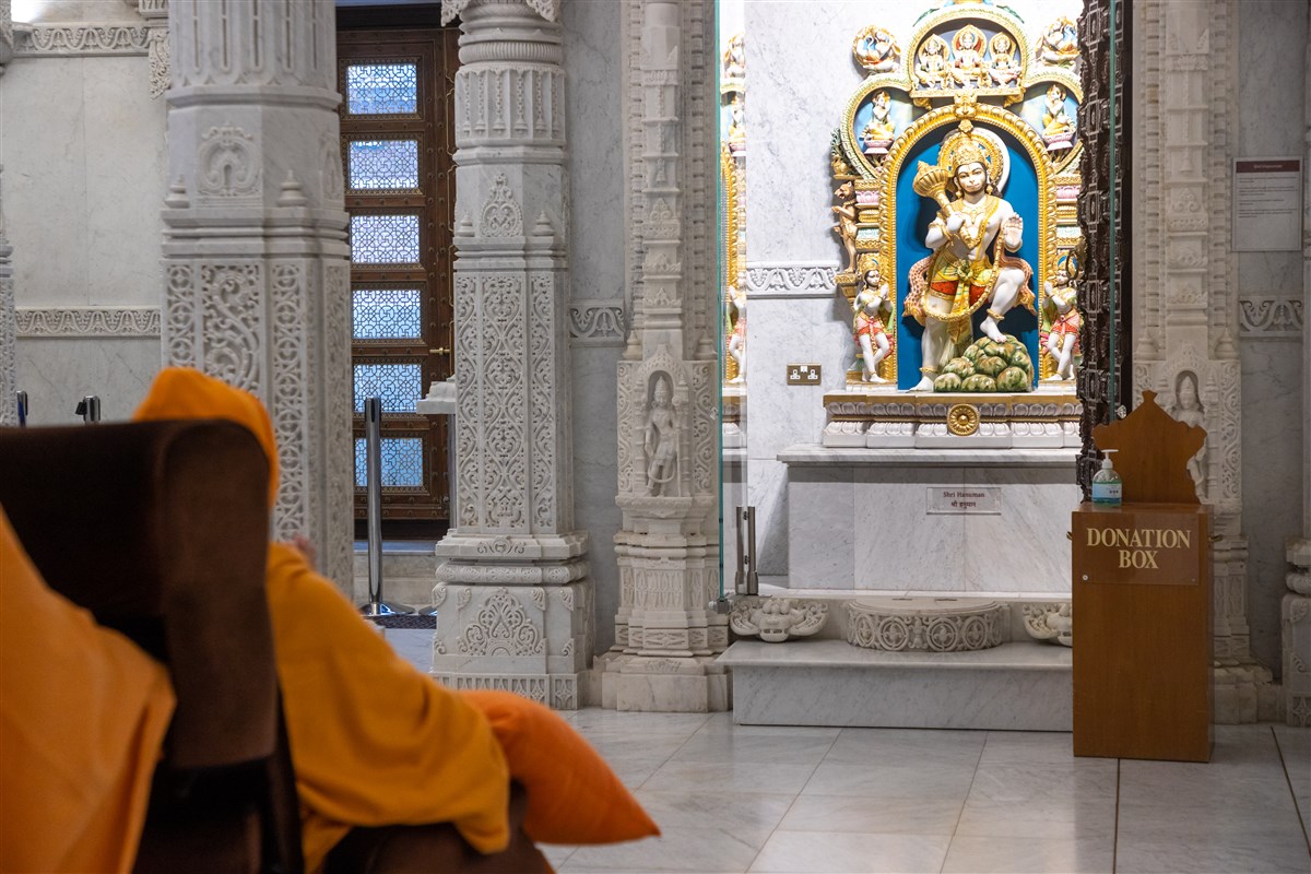 Swamishri engrossed in the darshan of Shri Hanumanji