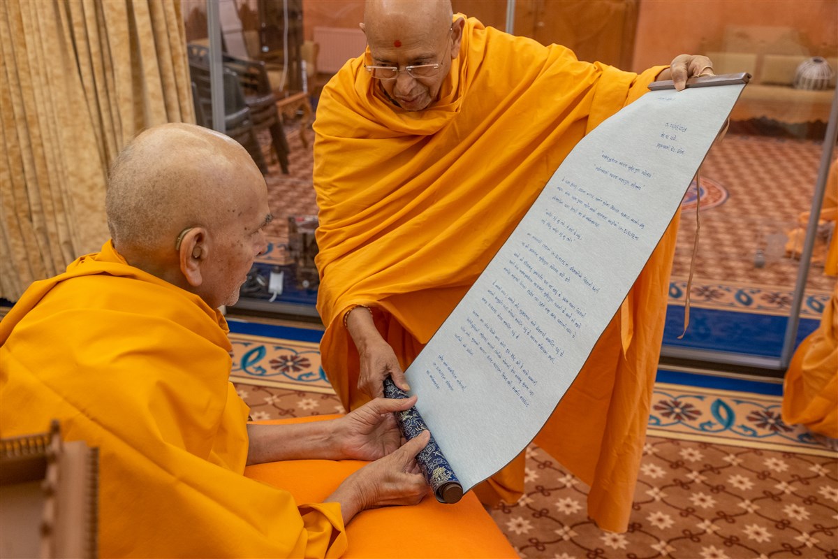 Tyagvallabhdas Swami presents a letter on behalf of the devotees of UK & Europe