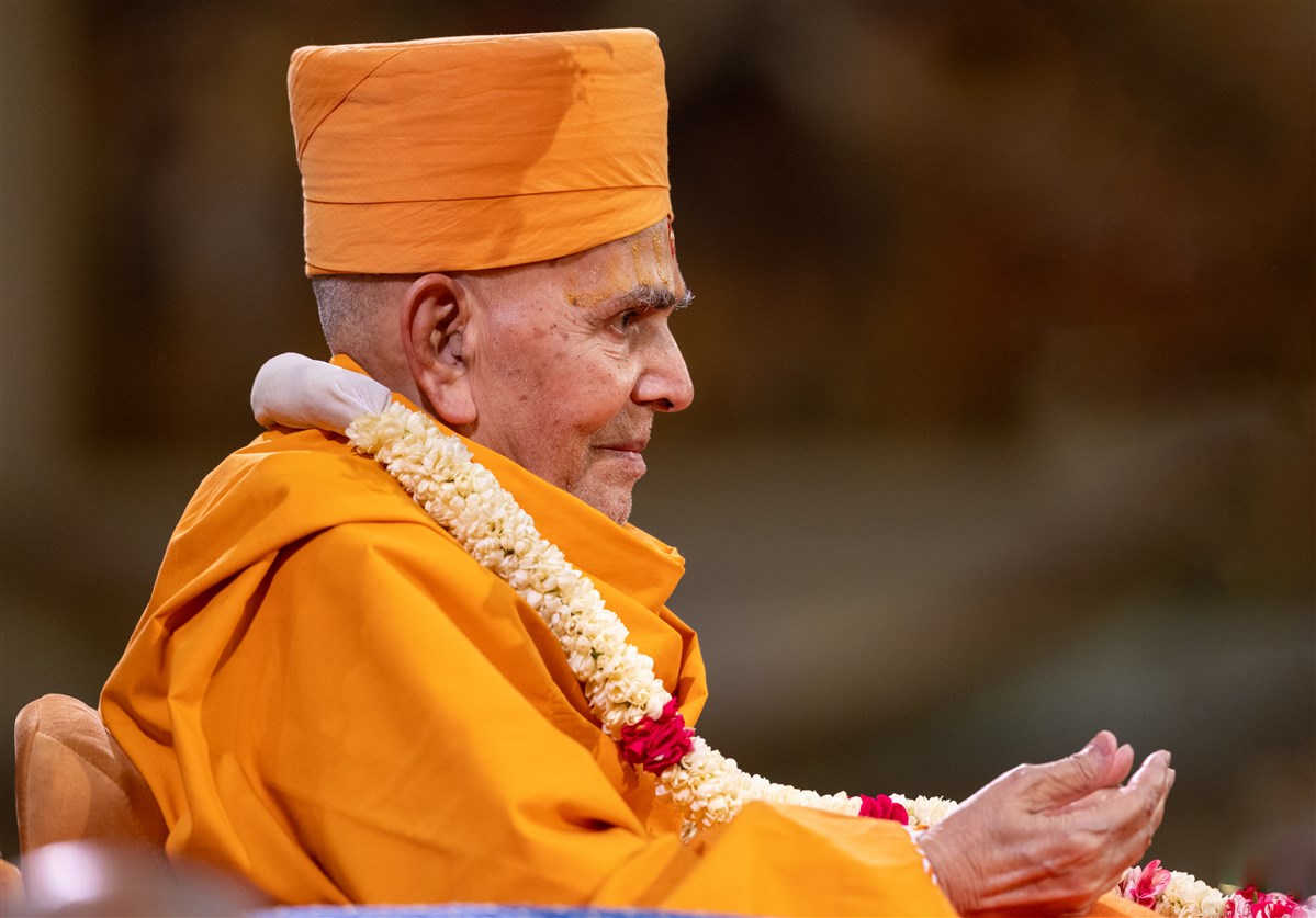 Swamishri responds to the devotional programme