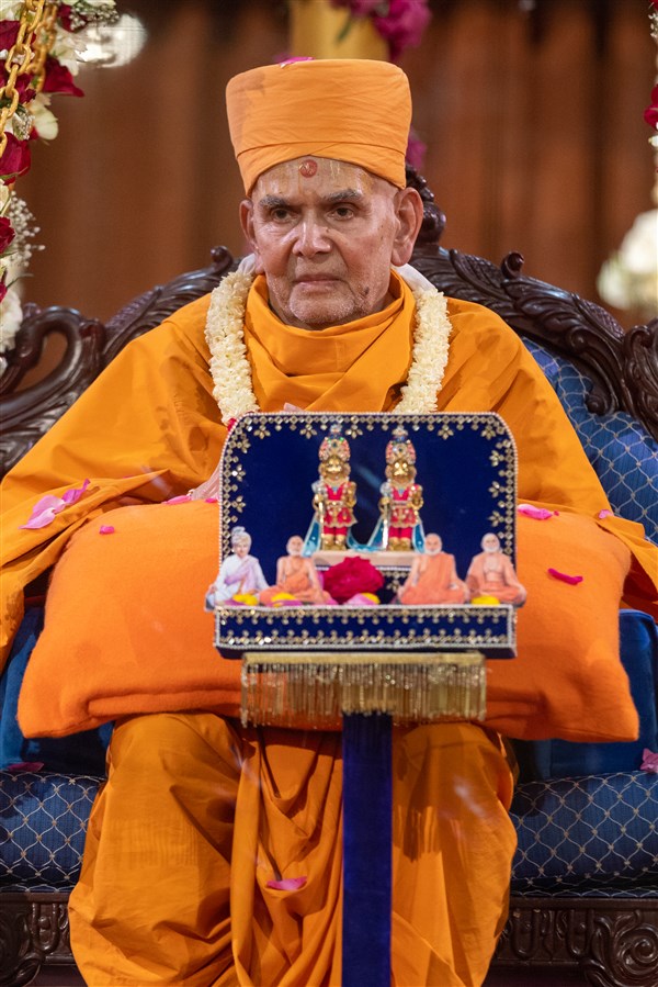 Swamishri presides over the evening assembly with Shri Harikrishna Maharaj and Shri Gunatitanand Swami Maharaj