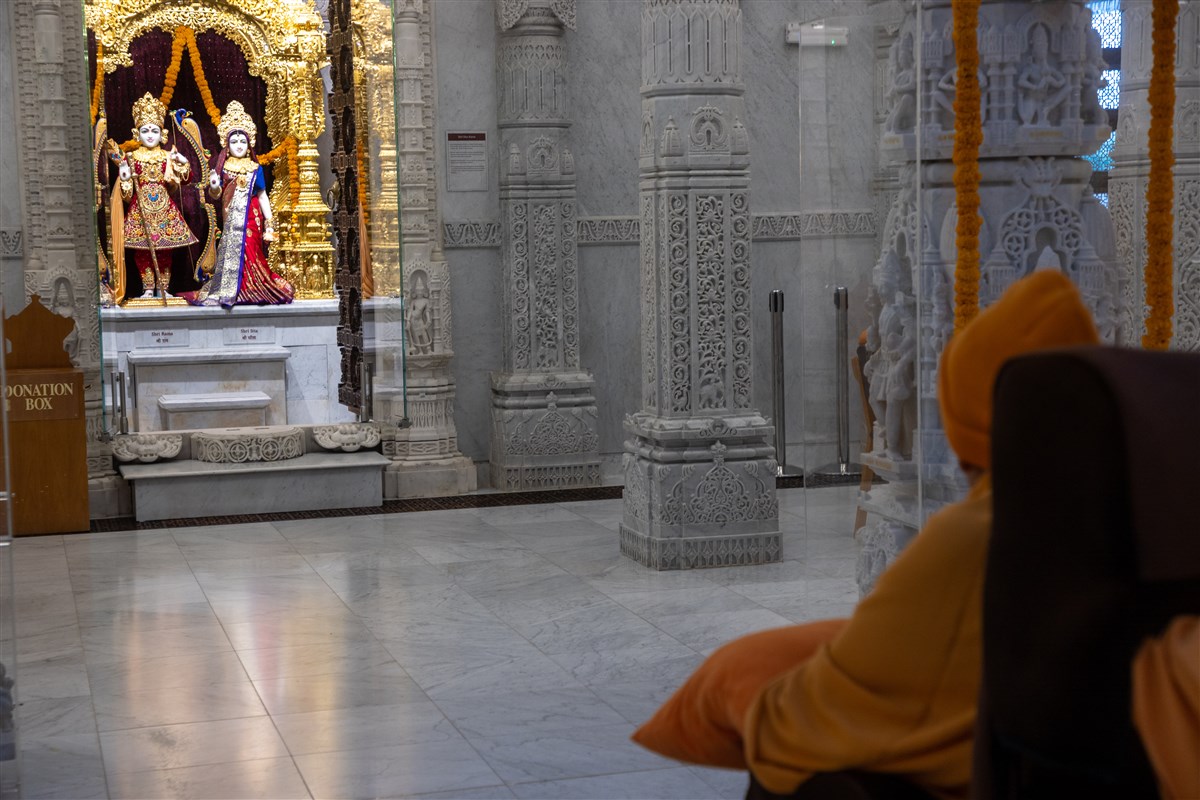 Swamishri engrossed in the darshan of Shri Sita-Rama Bhagwan