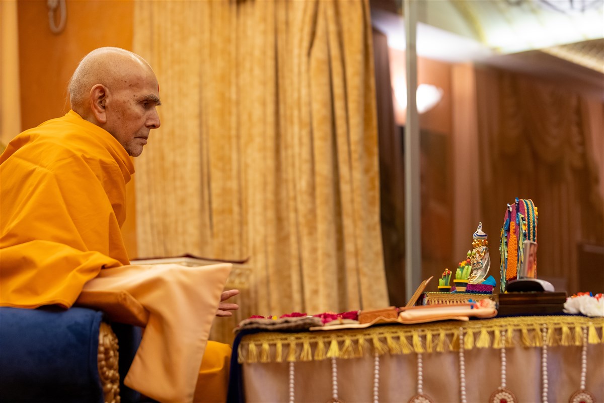 Swamishri engrossed in his puja