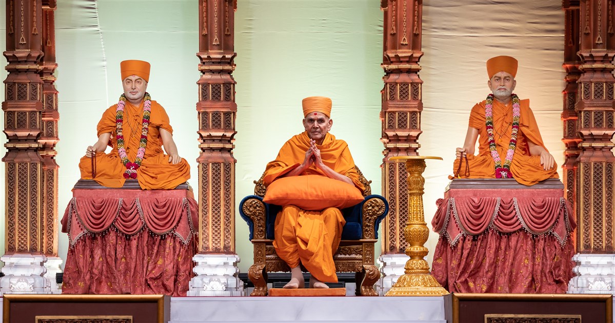 Swamishri presides over the evening <strong>Bhakti Din</strong> assembly