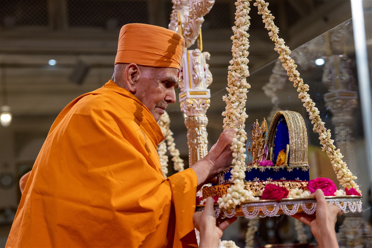 Swamishri performs the pujan of Shri Harikrishna Maharaj and Shri Gunatitanand Swami Maharaj