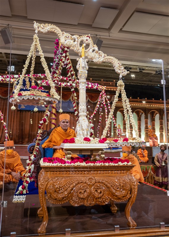 Swamishri observes the tula mahotsav of Shri Harikrishna Maharaj and Shri Gunatitanand Swami Maharaj
