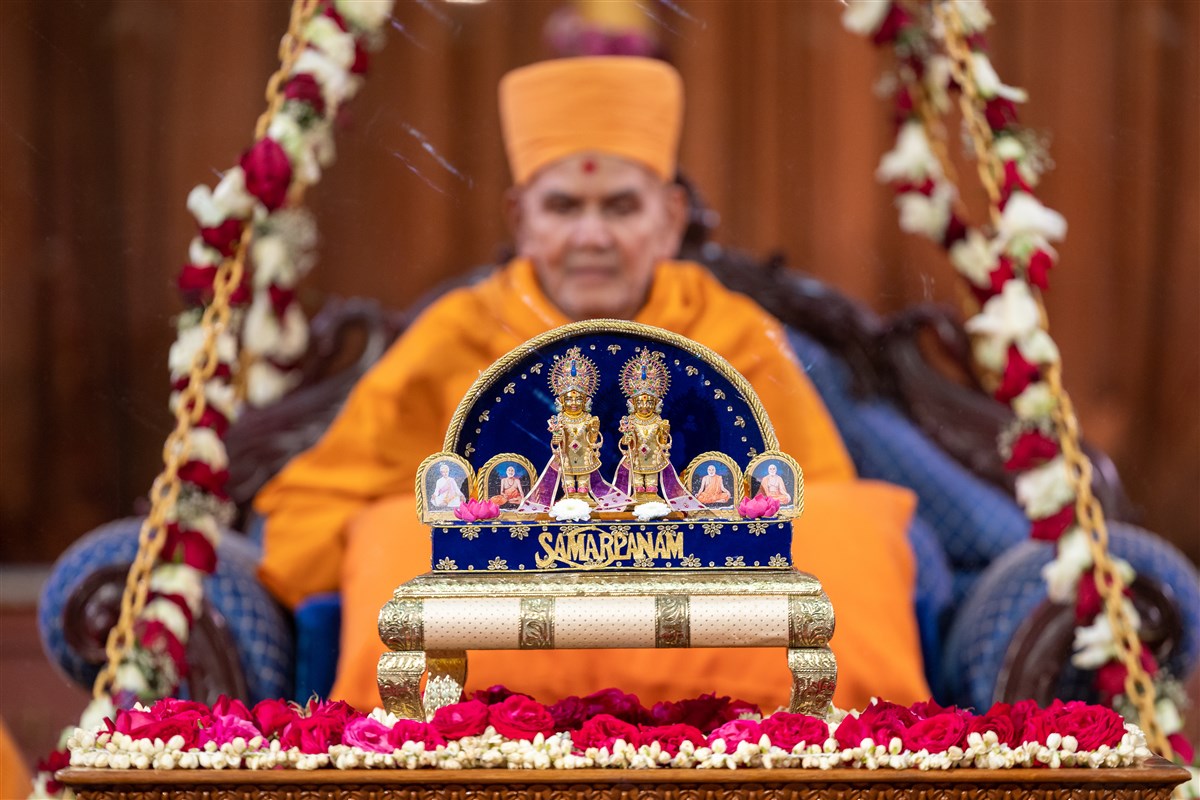 Shri Harikrishna Maharaj and Shri Gunatitanand Swami Maharaj as well as Swamishri presiding over the Bhakti Din assembly
