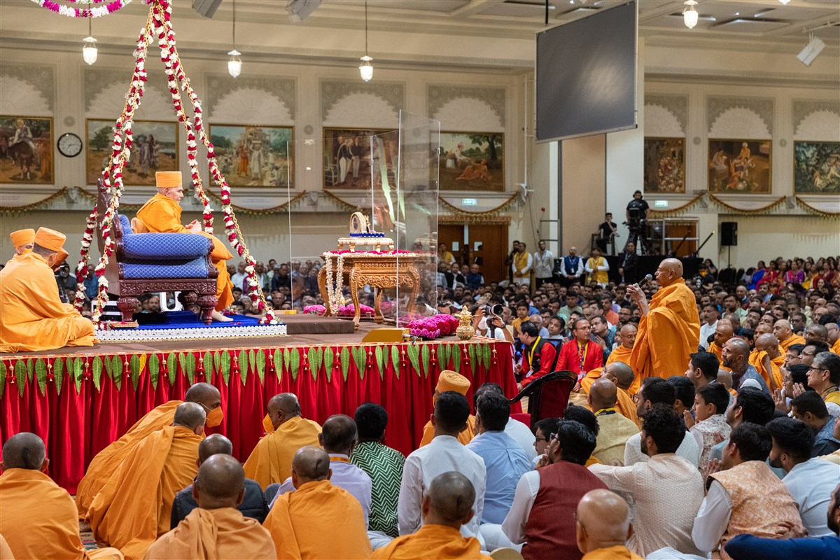 Sadguru Pujya Tyagvallabhdas Swami offers a prayer to Swamishri