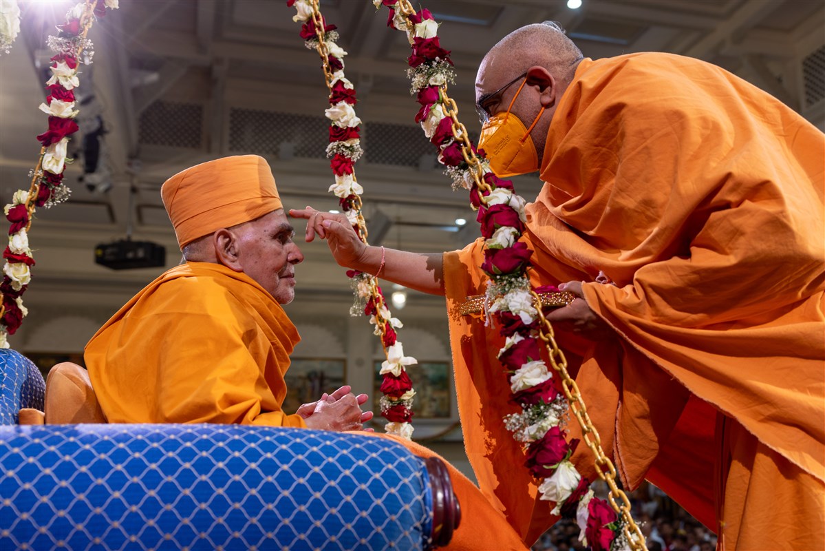 Yogvivekdas Swami performs the pujan of Swamishri