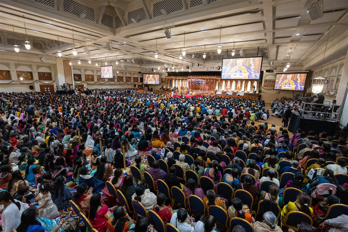 Devotees participating in the Bhakti Din assembly