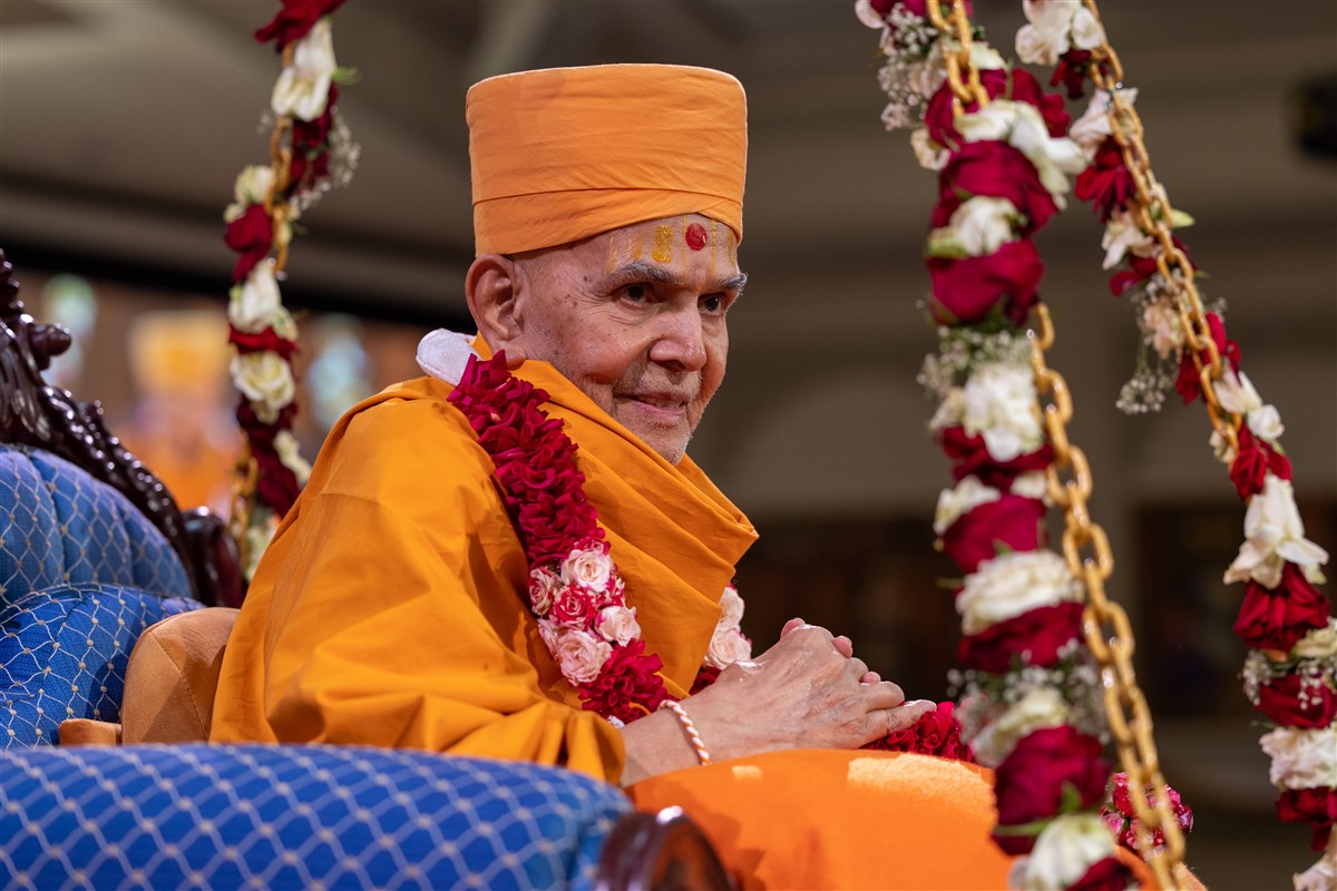 Swamishri greets the swamis with a smile