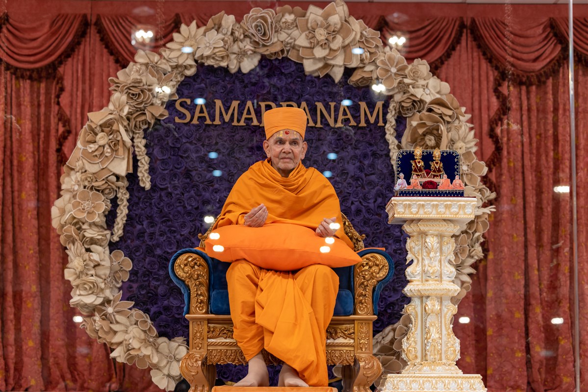 Swamishri greeting the devotees