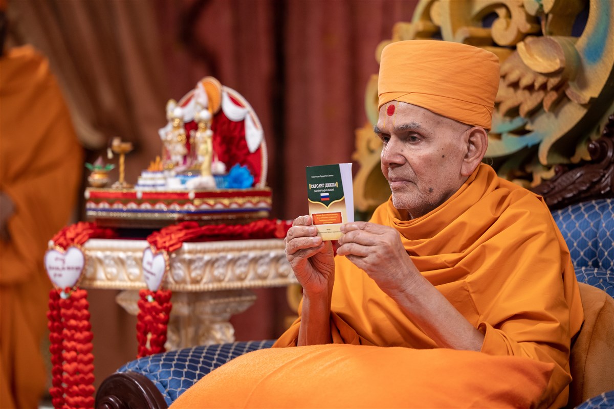 Swamishri inaugurates a Russian translation of the Satsang Diksha