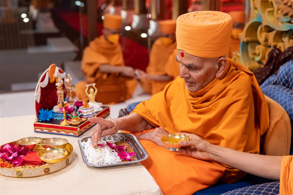 Swamishri sanctifies new janois and kanthis for the to-be parshads