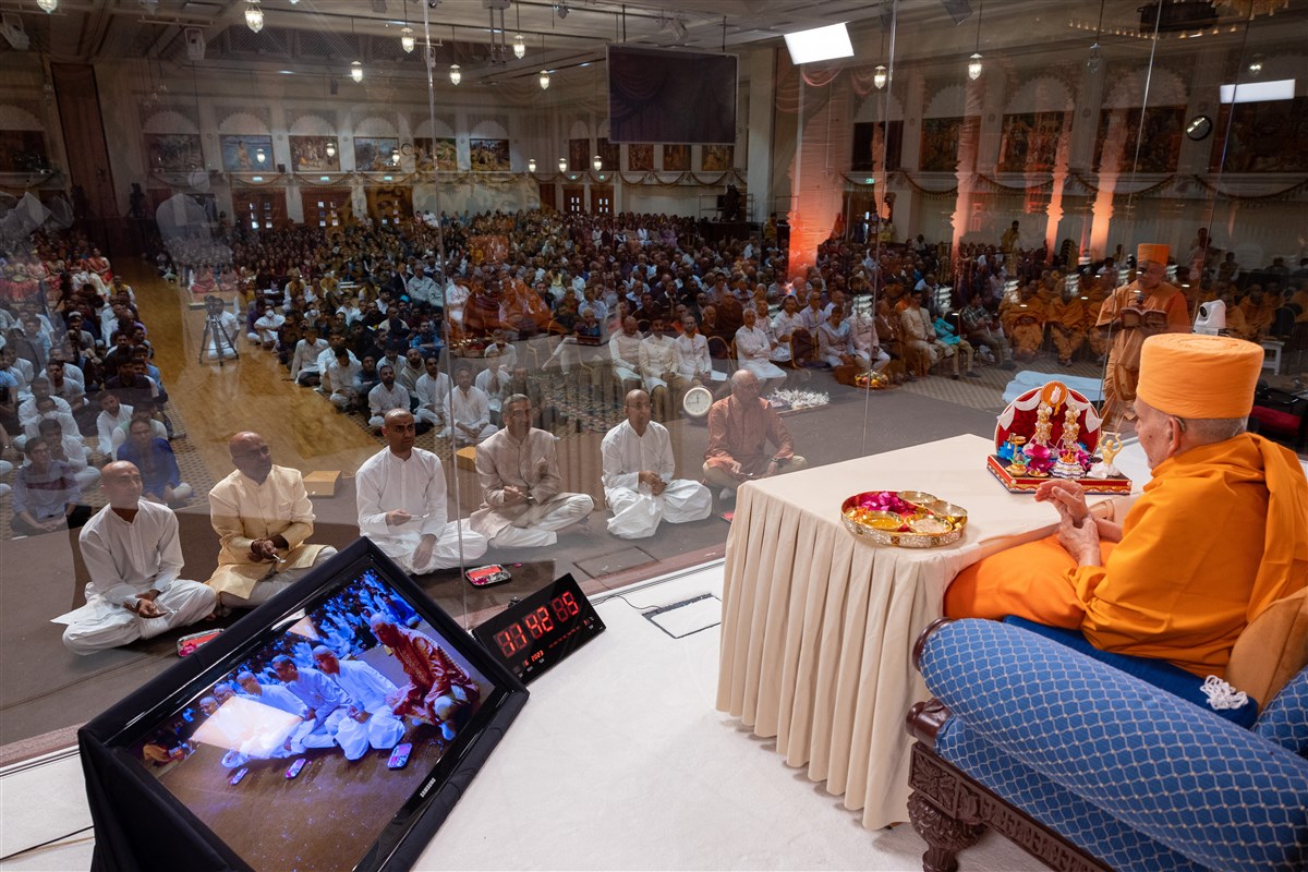 Swamishri participating in the diksha ceremony with the sadhaks and their families