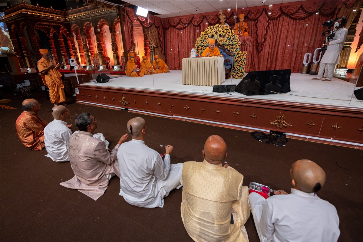 Swamishri participating in the diksha ceremony with the sadhaks and their families