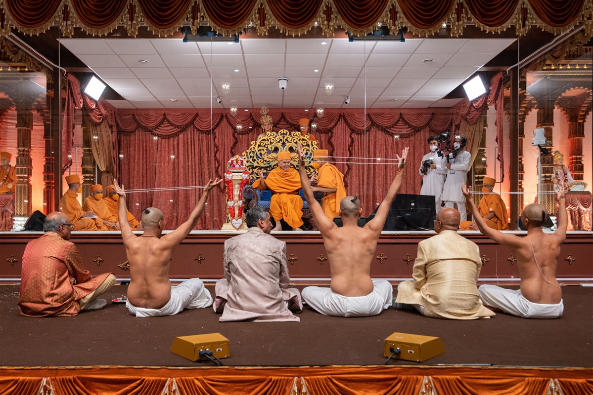 The sadhaks follow Swamishri in the diksha ceremony