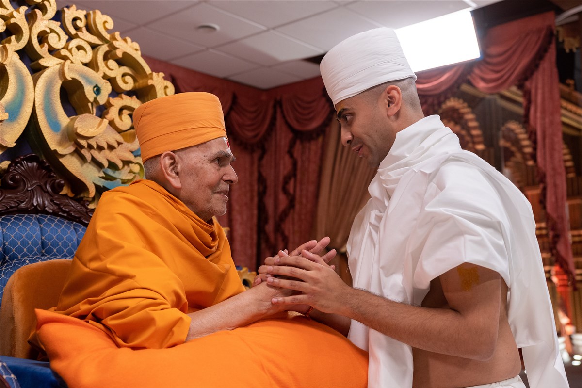 Eklavya Bhagat prays to Swamishri