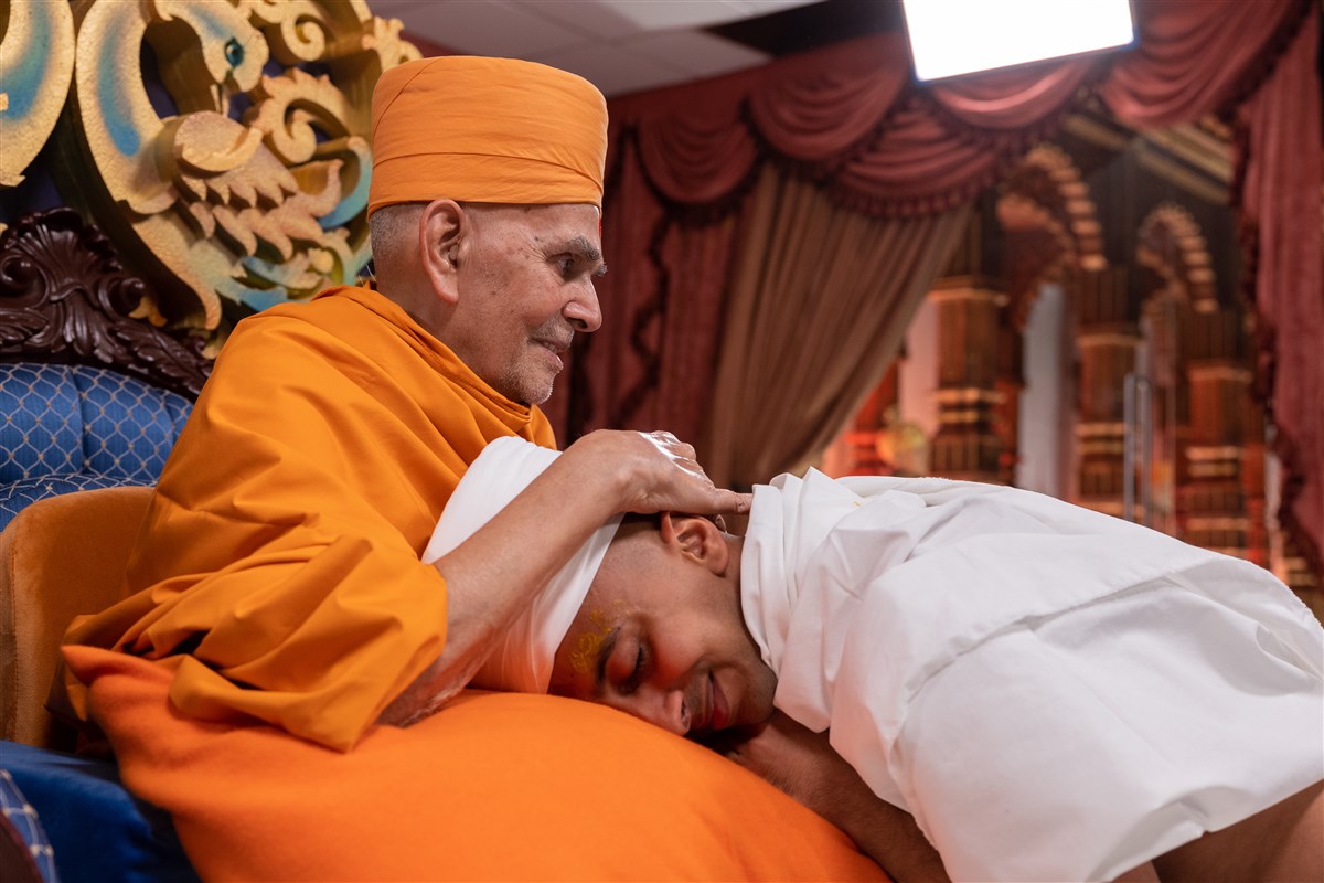 Ruju Bhagat prays to Swamishri