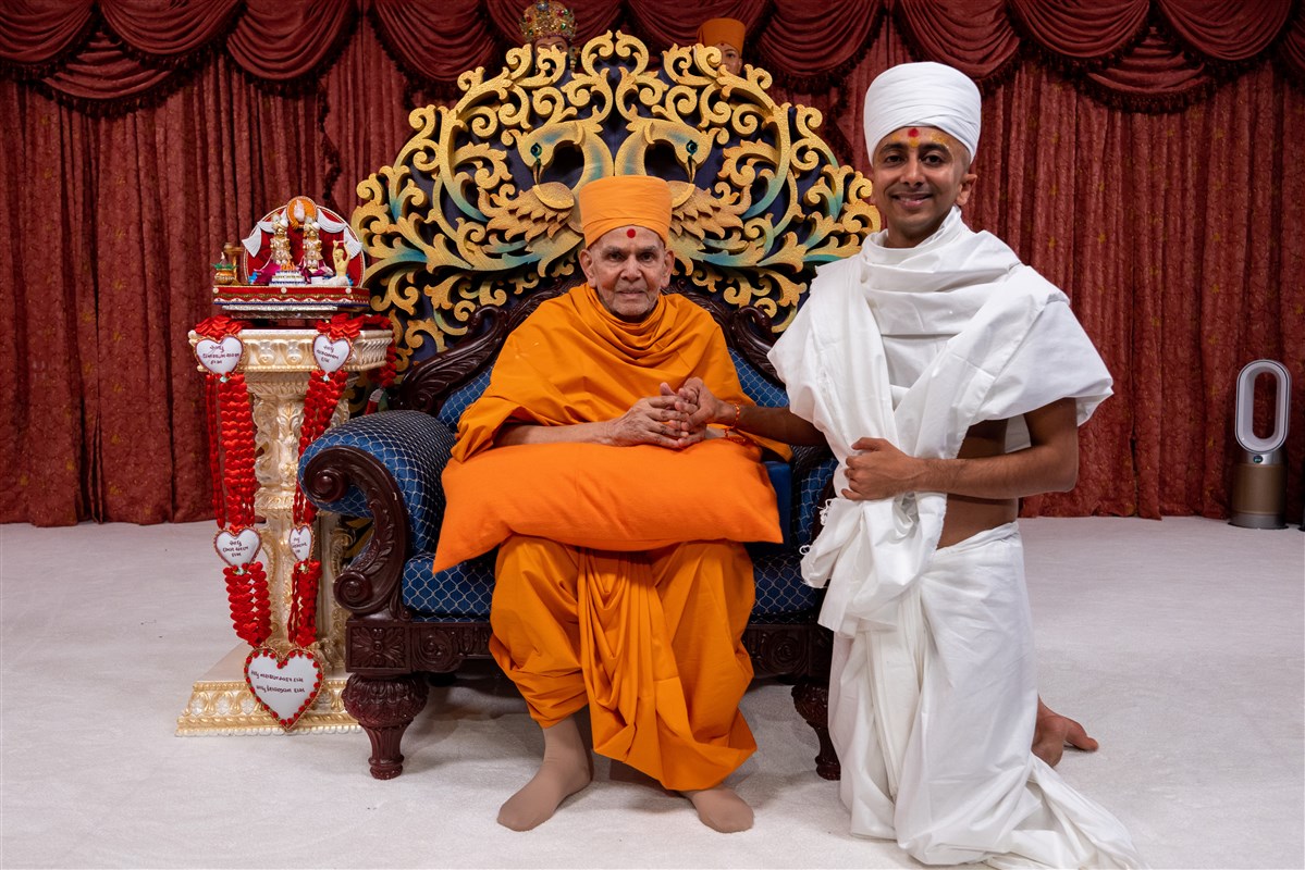 Ruju Bhagat with Mahant Swami Maharaj