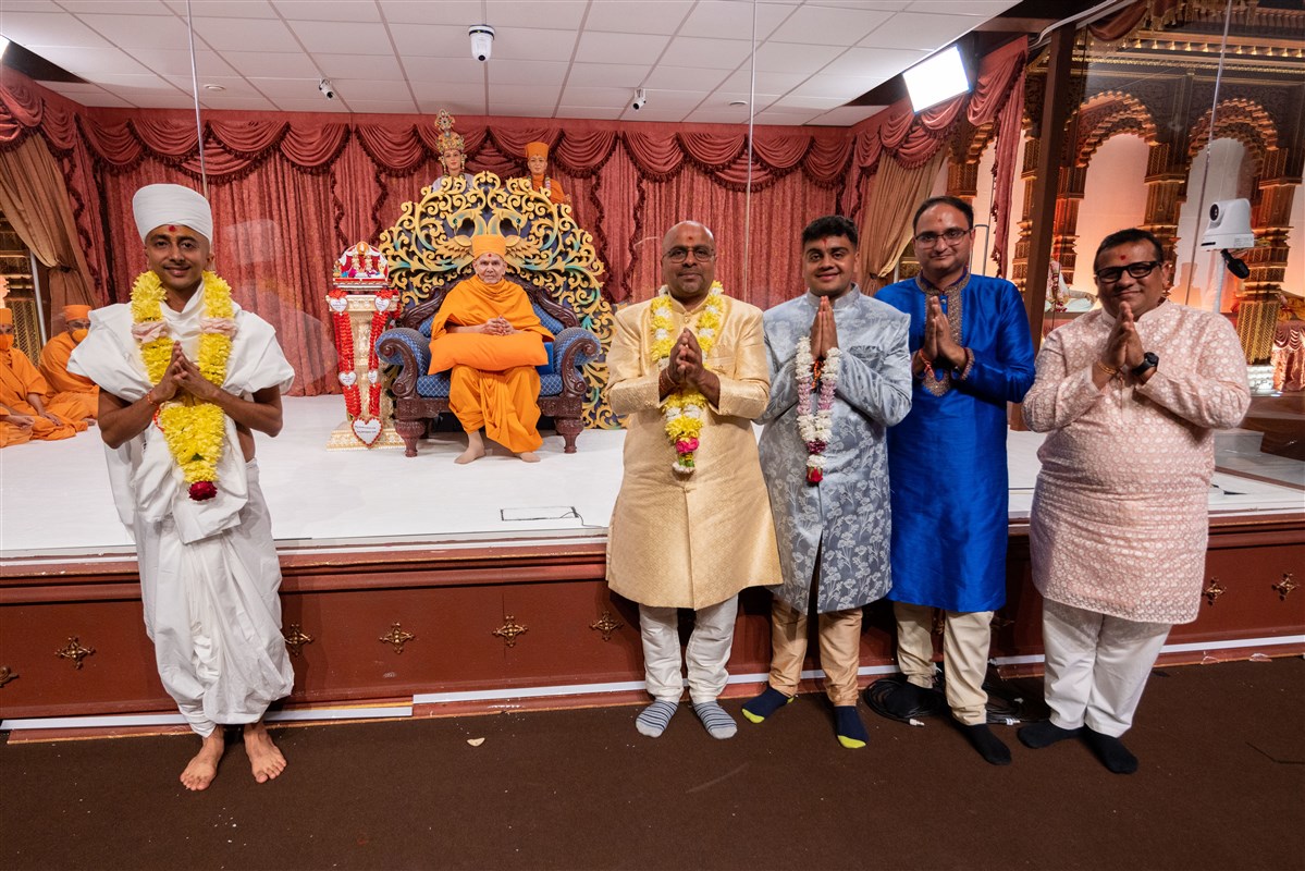 Ruju Bhagat with Swamishri and his purvashram family