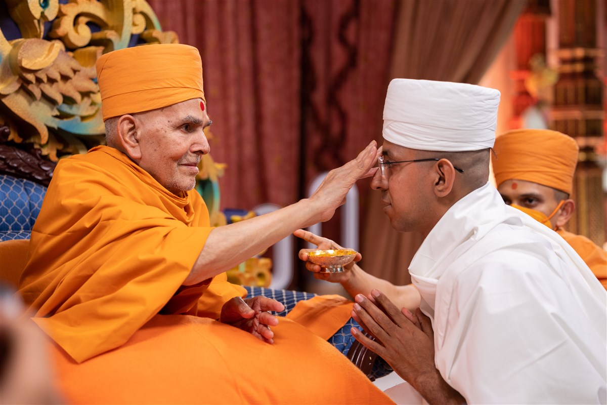 Swamishri giving diksha to Shamilbhai...
