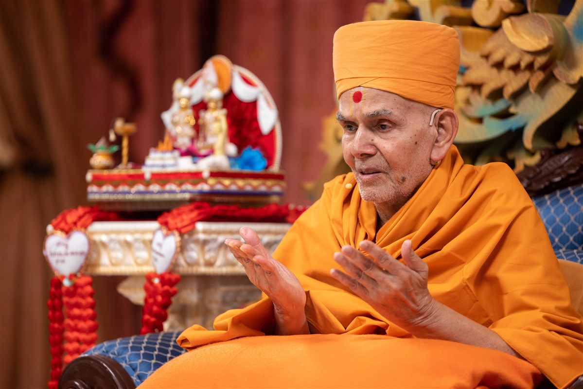 Swamishri appreciates the purvashram families of the new parshads