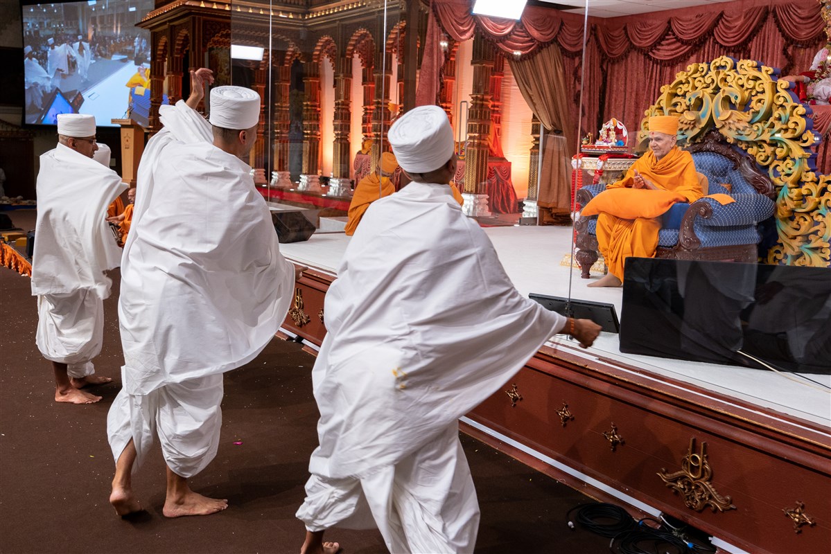 The newly ordained parshads dance with joy before Swamishri